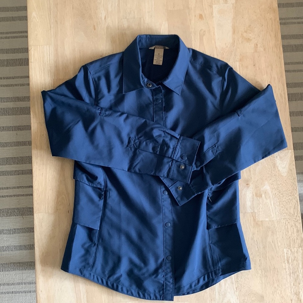 DULUTH TRADING CO. Hiking/fishing button up. Size M.
